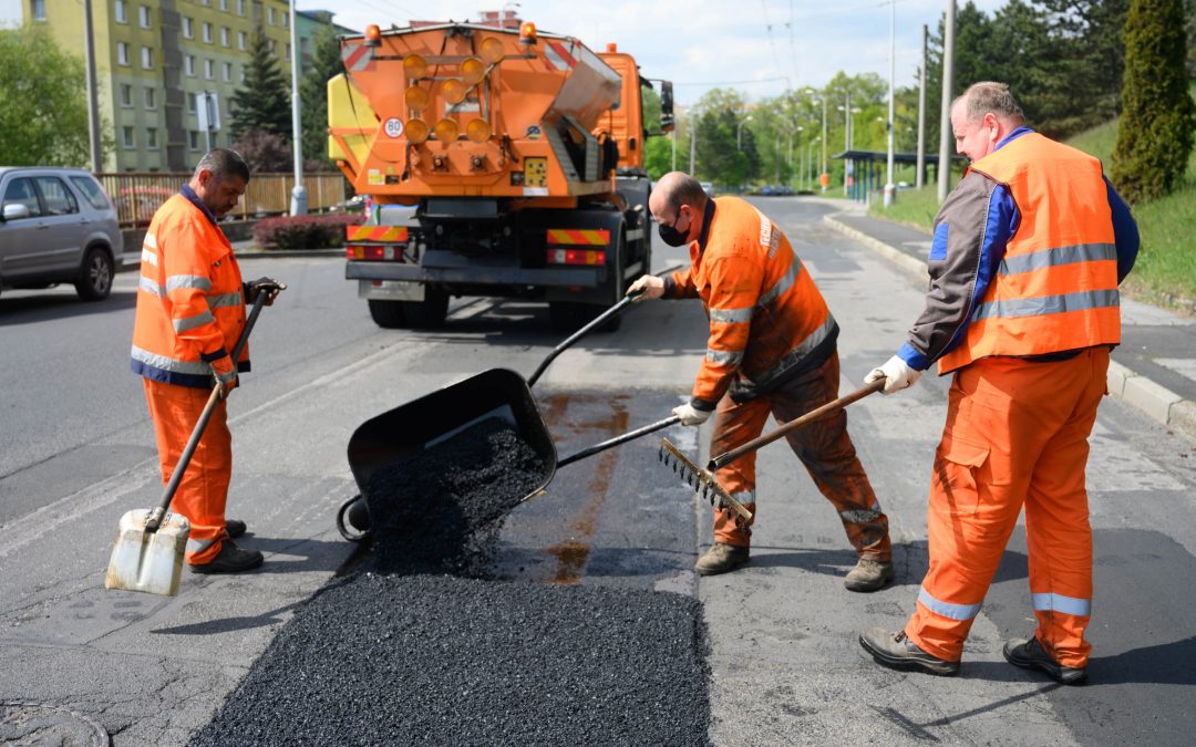 Technické služby opravují komunikace teplou směsí, někde pracují v noci