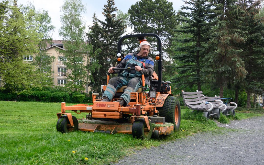 Technické služby sečou co mohou, tráva zjara roste velmi rychle