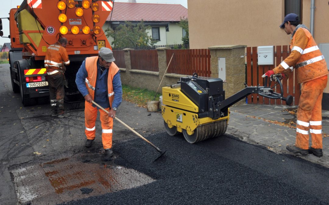 Technické služby města Chomutov zahajují opravy komunikací teplou obalovanou směsí