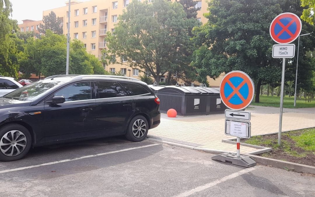 Blokové čištění v Chomutově: Náročná práce, kterou komplikuje nepořádek a neukázněnost řidičů