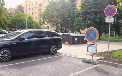 Blokové čištění v Chomutově: Náročná práce, kterou komplikuje nepořádek a neukázněnost řidičů
